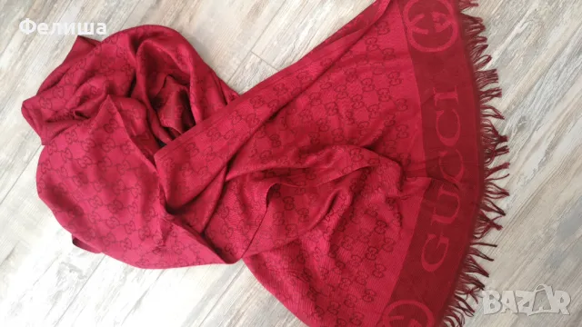 Разкошен Монограмен Шал с Брандово Лого Inspired в Наситено Червен Цвят КОД GU1 , снимка 2 - Шалове - 50206504