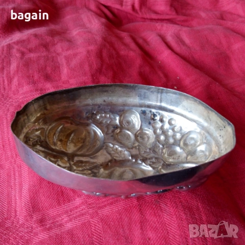 Стар посребрен бронзов съд.