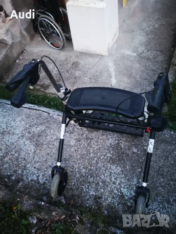 Проходилка ролатор INVACARE  Подходящ за оперирани, възрастни и трудно подвижни хора. Сгъваема, лека, снимка 5 - Ролатори - 40063156