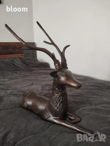 Бронзова фигура на елен