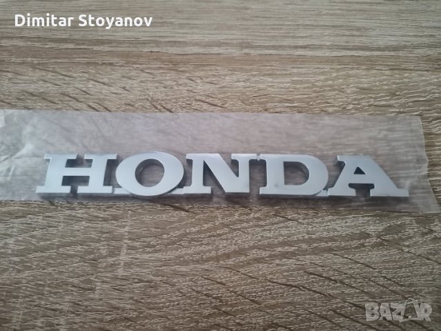 сребрист надпис Honda
