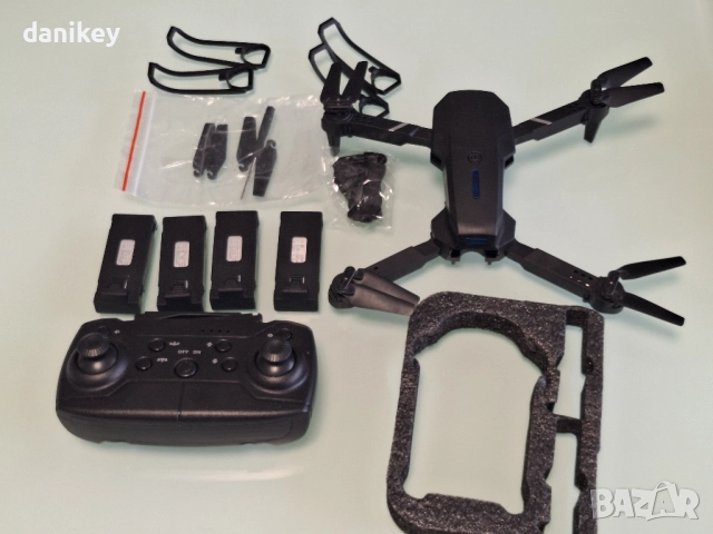 Дрон с двойна камера и WiFi 4 батерии и много резервни перки с проблем