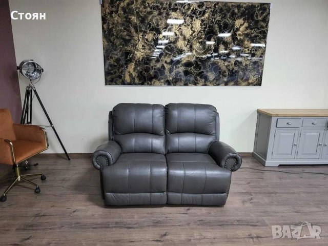 Сив кожен диван двойка с електрически релаксиращ механизъм
