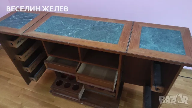 Оригинален разтегателен шкаф-бар от масиво дърво с естествен зелен мрамор, снимка 3 - Шкафове - 56061757
