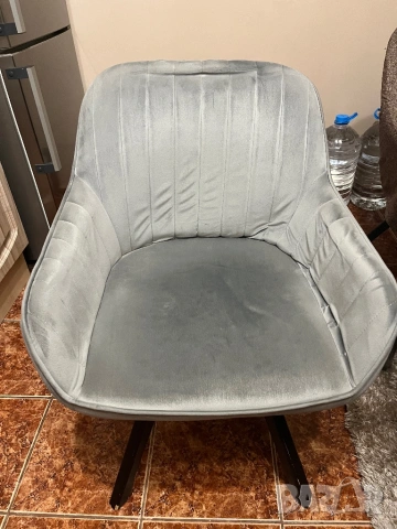 Три броя столове