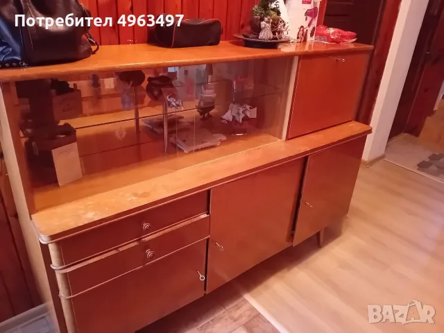 Запазен бюфет от едно време 