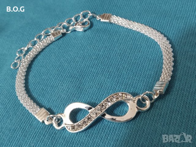 Нова, сребърна масивна гривна. Поставена в подарчна кутия.