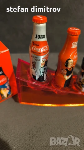 Coca Cola 100 години комплект бутилки, 10 мини алуминиеви бутилки с поставка, снимка 14 - Колекции - 51381112