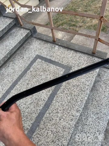 Горна външна черна гланц лайсна предна дясна врата на Range Rover Evoque само за 120лв. BJ32-208A96, снимка 4 - Части - 51127802