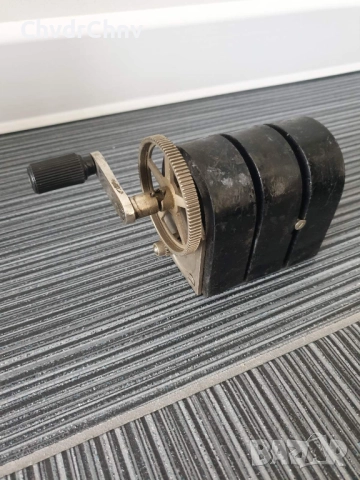 Малко старо динамо с манивела/телефонен магнитен генератор на ток, снимка 5 - Антикварни и старинни предмети - 52840312