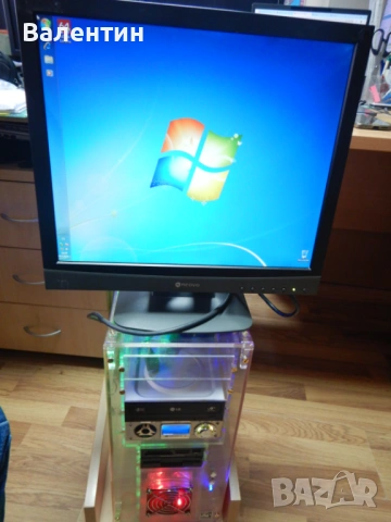 Стационарен компютър и монитор