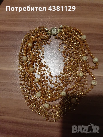 продавам ефектна огърлица в приятен златист цвят