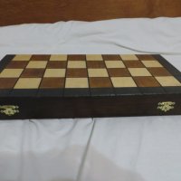 Шах кутия, облицована с кадифе, с класически дървени фигури, снимка 2 - Шах и табла - 39700924