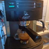 Кафе машина Саеко Чибо с ръкохватка с крема диск, работи перфектно и прави страхотно кафе , снимка 1 - Кафемашини - 37450116