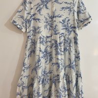 Маркова ефирна рокля с копченца, якичка и воланче в бяло на сини нежни листенца, снимка 2 - Рокли - 34002329