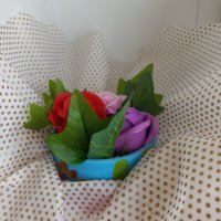 Готов букет с керамична ръчно рисувана кашпа и три броя сапунени ароматни рози , снимка 6 - Декорация за дома - 37992222