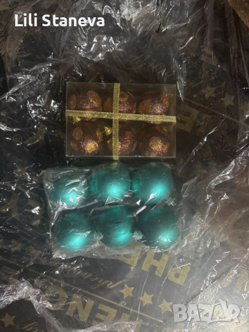 Комплект перлени коледни топки – 6 броя в различни цветове + подарък 6бр златисто блестящи топки.