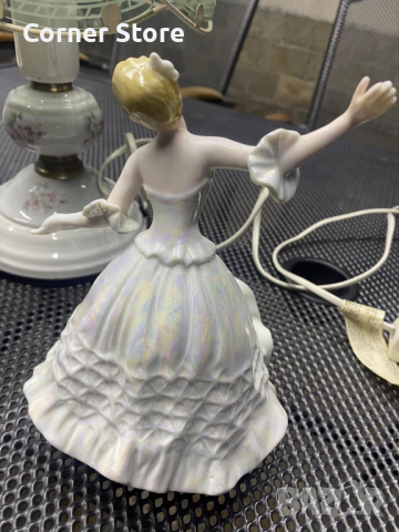 Порцеланова статуетка 21 см, снимка 2 - Статуетки - 42846420