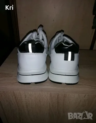 Дамски маратонки adidas, бяло и черно , снимка 2 - Маратонки - 56537977