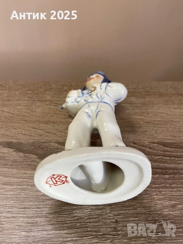 Винтидж порцеланова статуетка „Млад авиатор“, СССР, снимка 3 - Антикварни и старинни предмети - 53237403