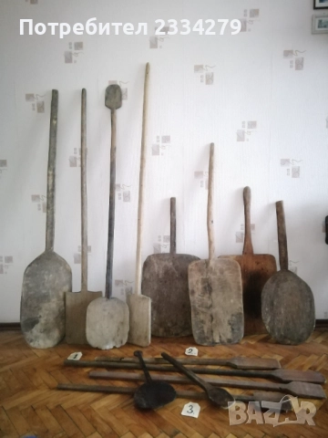 Стари фурнаджийски лопати и дъски за месене на хляб и други. 