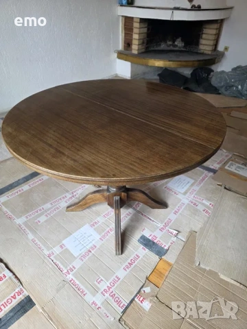 голяма масивна кръгла маса