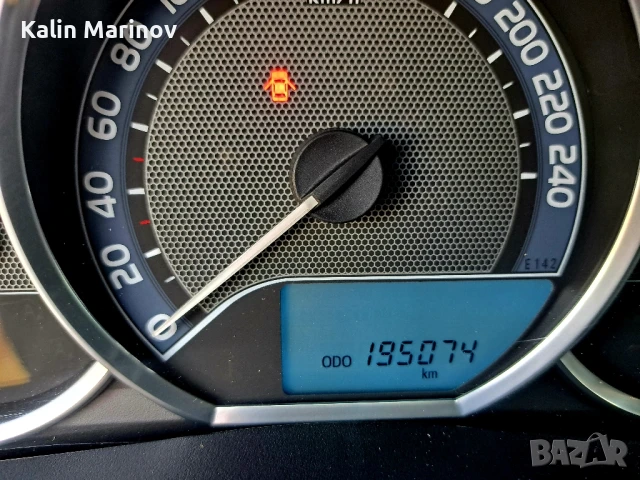 Тойота Аурис 1.3 i 2014г., снимка 11 - Автомобили и джипове - 50789072