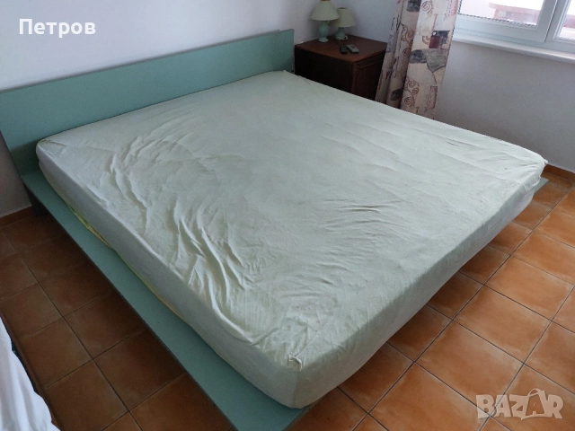 Спалня с матрак и шкаф