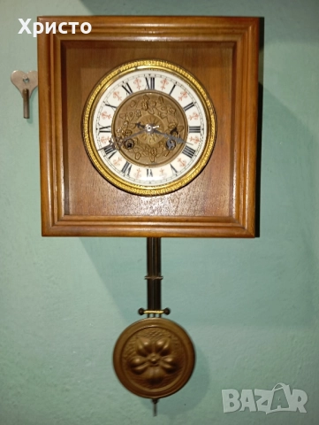 Много рядък стенен часовник.