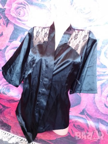 Черен къс сатенен халат с дантела на гърба С/М