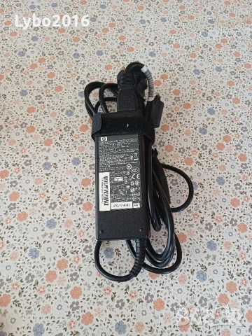 Продавам оригинално зарядно за лаптоп HP.