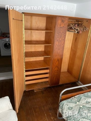 Гардероб Двукрилен с 3 чекмеджета и 4 рафта от орехово дърво с оригинално лаково покритие, снимка 6 - Гардероби - 42673867