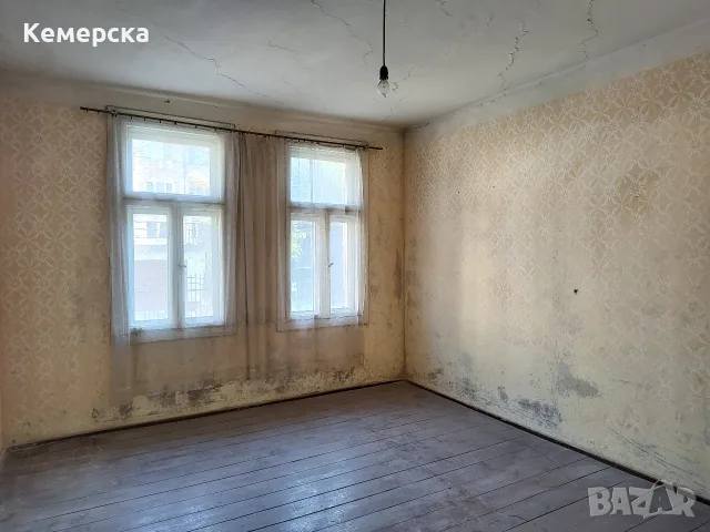 Продава едноетажна къща заедно с 2/3 ид.ч от двора в широк център, снимка 3 - Къщи - 55884742