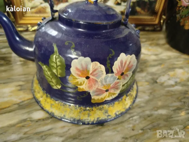 Месингов авторски чайник ,калайдисан отвътре и ръчно изрисуван и с лаково покритие отвън. Порцеланов, снимка 3 - Декорация за дома - 47979733