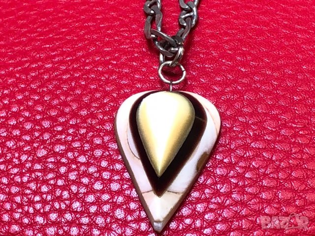 Сребърно колие-медальон от четири цвята седеф/, снимка 1