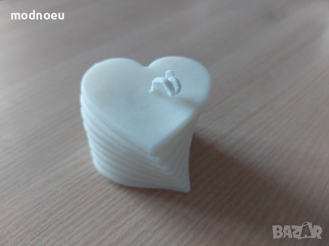 Свещ усукано сърце