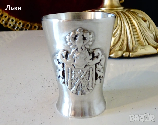 Калаена чаша за ракия,орел,рицар,пушки. 