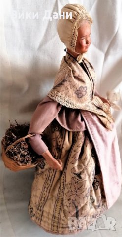 висока фолк кукла издялани рисувани дървени части с плетен кош с билки и кръст на врата Франция, снимка 2 - Колекции - 35481684