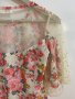 Маркова бутикова ефектна блузка с приказна декорация и прозрачни елементи в свеж флорален десен, снимка 7