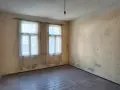 Продава едноетажна къща заедно с 2/3 ид.ч от двора в широк център, снимка 3
