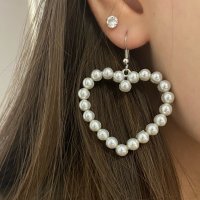 Дълги обеци сърца с бели перли , снимка 1 - Обеци - 40001290