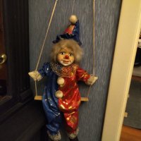	Колекционерска порцеланова кукла клоун на люлка, снимка 1 - Колекции - 33865443