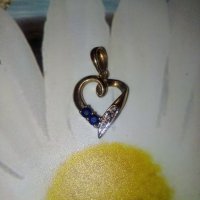 Златно сърце с диамант и 2 сапфира, снимка 1 - Колиета, медальони, синджири - 39840740