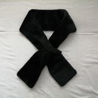 TCM дамски черен плюшен шал - подарък при покупка над 12 лв, снимка 2 - Шалове - 44341197