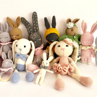 Зайче и дрънкалка ръчна изработка в неутрален цвят, плетени зайчета, играчка за бебе, бежово зайче , снимка 11 - Други - 44602627