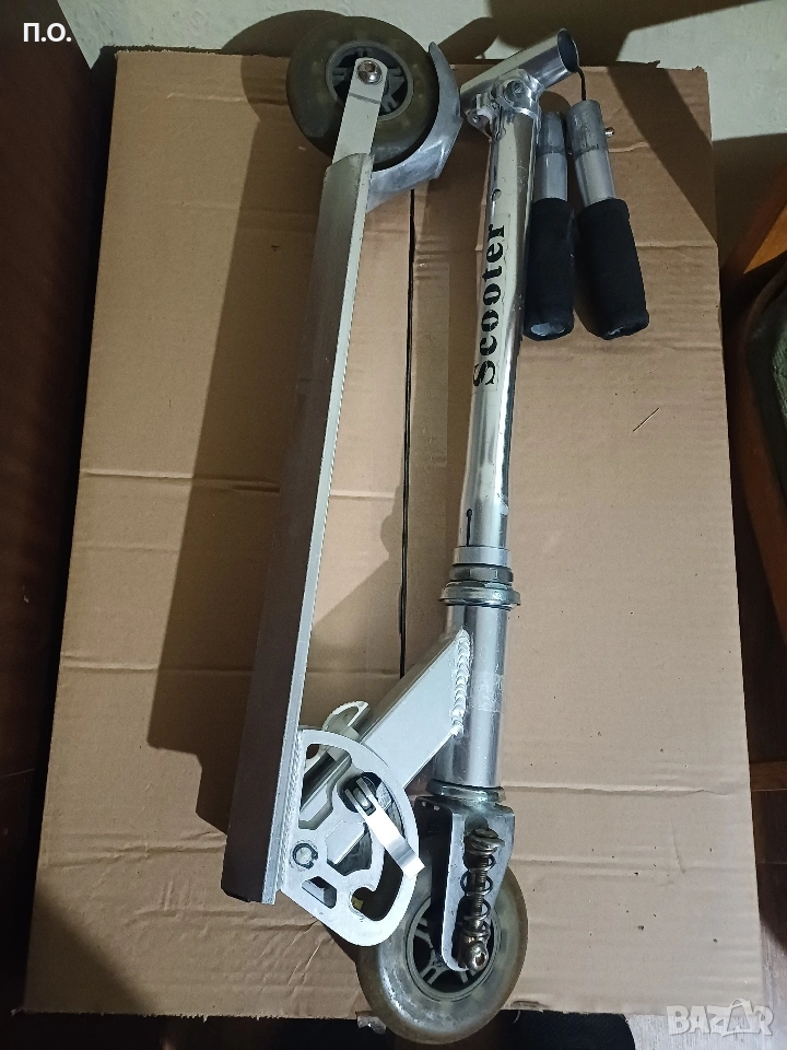 Продавам детска алуминиева тротинетка с амортисьори и спирачка., снимка 1