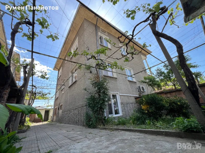 Просторен етаж от къща + приземен етаж в сърцето на Карлово–самостоятелност и природа!, снимка 1