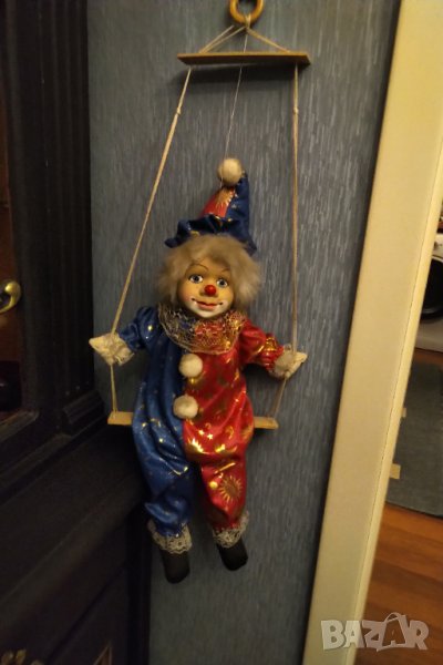 	Колекционерска порцеланова кукла клоун на люлка, снимка 1