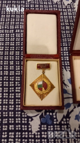 Орден Значка Отечествен фронт , снимка 2 - Антикварни и старинни предмети - 54175702