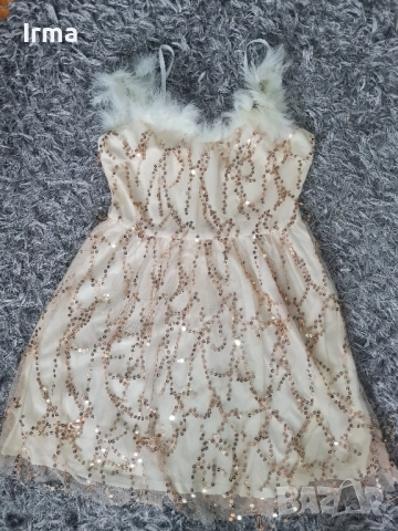 Разкошна рокля с естествени пера.